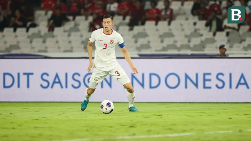 Kapten Timnas Indonesia, Jay Idzes, saat laga kontra Arab Saudi di Kualifikasi Piala Dunia 2026 zona Asia yang digelar di Stadion Utama Gelora Bung Karno (SUGBK) Senayan, Jakarta, Selasa (19/11/2024) malam WIB. (Bola.com/Abdul Aziz)
