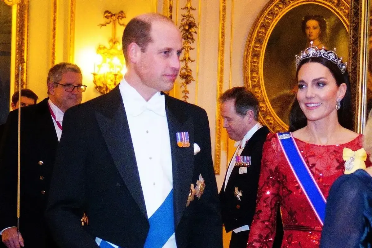 Aura Berkilau di Penampilan Kate Middleton Saat Kenakan Gaun Merah dan Anting Milik Ratu Elizabeth II