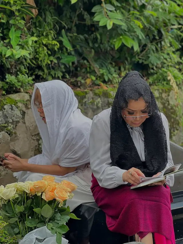 Potret 6 Artis Ziarah Kubur di Momen Ramadhan, Indro Nyekar Makam Personel Warkop