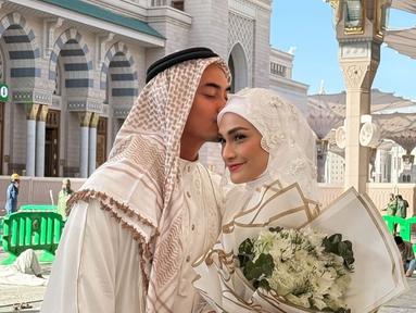 Menariknya, penampilan Zumi Zola dan Putri Zulhas terlihat menyesuaikan tempat. Mereka tampil bak putri dan pangeran Arab. Zumi Zola terlihat mengenakan busana putih khas Timur Tengah lengkap dengan shemagh di kepala. (Liputan6.com/IG/@putri_zulhas)