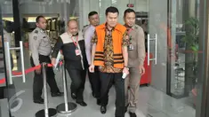 Andi Agustinus alias Andi Narogong usai menjalani pemeriksaan perdana di Gedung KPK, Jakarta, Selasa (4/4). Andi telah ditetapkan sebagai tersangka dalam kasus dugaan korupsi proyek pengadaan e-KTP tahun anggaran 2011-2012. (Liputan6.com/Helmi Afandi)