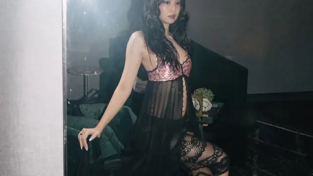 Jennie BLACKPINK Manggung Bareng Tame Impala, Bergaya Punk Feminin dengan Lace Outfit Lawas