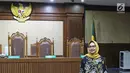 Terdakwa kasus dugaan korupsi investasi perusahaan di blok BMG Australia tahun 2009, Karen Agustiawan tersenyum saat bersiap menjalani sidang lanjutan dengan agenda pembacaan putusan oleh majelis hakim di Pengadilan Tipikor, Jakarta, Senin (10/6/2019). (Liputan6.com/Herman Zakharia)
