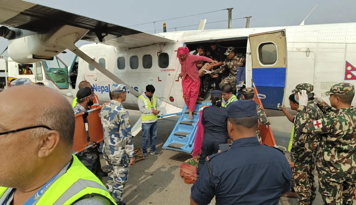 Pusat Pemantauan dan Penelitian Gempa Bumi Nasional Nepal mengatakan bahwa pusat gempa berada di Jajarkot, yang berjarak sekitar 400 kilometer (250 mil) timur laut ibukota Nepal, Kathmandu. (AP Photo/Krishna Adhikari)