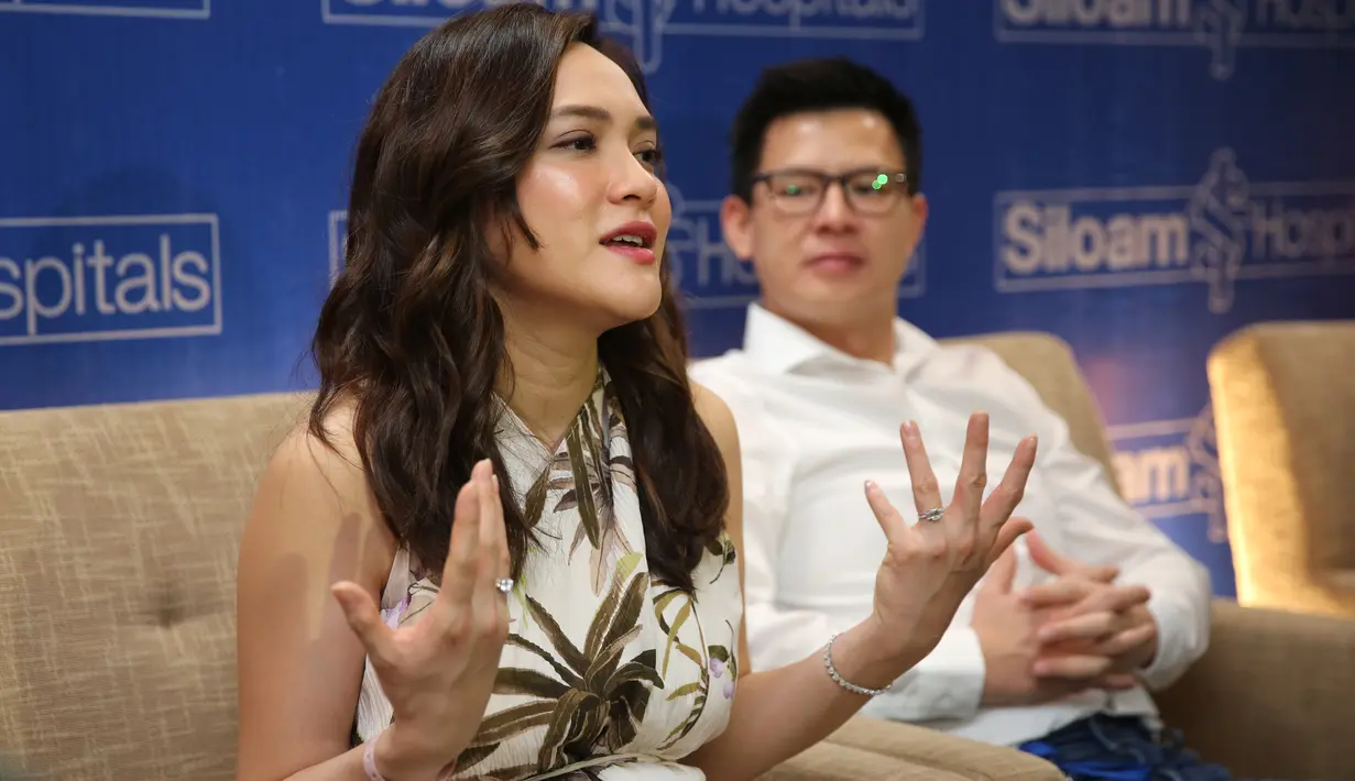 Shandy Aulia dan David Herbowo preskon kelahiran anak pertama, Jumat, (14/2/2020) di Rumah Sakit Siloam, Jakarta Selatan. (Adrian Putra/Fimela.com)