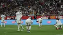 Para pemain Real Madrid tertunduk lesu setelah kalah dari Barcelona dalam laga final Copa Del Rey  di La Cartuja stadium, Sevilla, Spanyol. (AP Photo/Jose Breton)