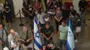 Dia mengatakan bahwa Hamas memperlakukannya dengan lembut dan memenuhi semua kebutuhannya selama disandera. (Erik Marmor / AFP)