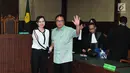 General Manager PT Impexindo Pratama Ng Fenny (kiri) bersama Direktur CV Sumber Laut Perkasa, Basuki Hariman bersalaman usai sidang putusan di Pengadilan Tipikor Jakarta, Senin (28/8). (Liputan6.com/Helmi Afandi)