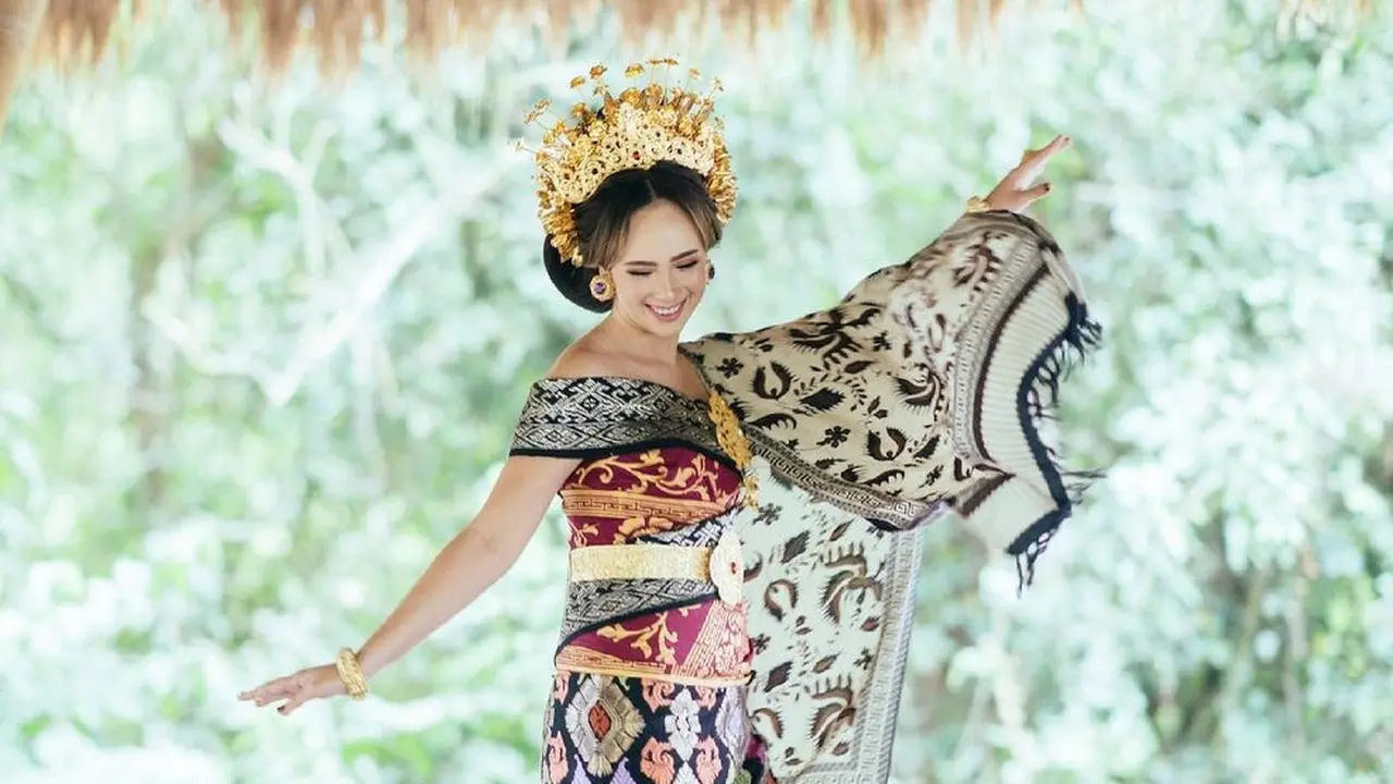 Pesona Pamela Bowie Dalam Balutan Baju Adat Bali, Tampil Menawan