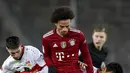 Penyerang Bayern Munchen Leroy Sane berebut bola dengan bek VfB Stuttgart, Atakan Karazor pada lanjutan Liga Jerman di Mercedes-Benz Arena, Rabu (15/12/2021) dinihari WIB. Bayern Munchen sukses melumat VfB Stuttgart dengan skor 5-0. (Tom Weller/dpa via AP)