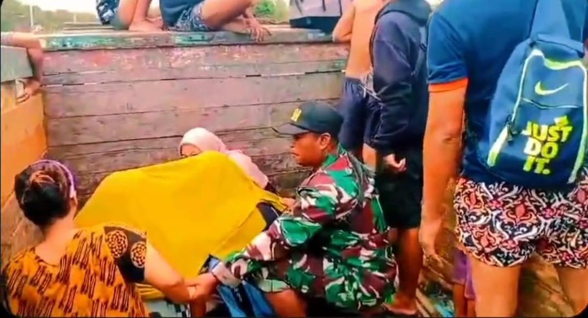 Aksi Heroik Sertu Amirudin Evakuasi Ibu Hamil dari Banjir