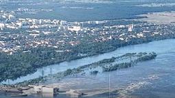 Ledakan di sebuah bendungan di bagian Ukraina selatan yang dikuasai Rusia pada Selasa menimbulkan banjir di wilayah tersebut. (Handout / ENERGOATEM / AFP)