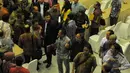 Wakil Ketua DPRD DKI Abraham 'Lulung' Lunggana dan peserta rapat meninggalkan ruang mediasi pembahasan APBD 2015 antara Pemprov DKI dengan DPRD DKI Jakarta di Kantor Kementerian Dalam Negeri, Kamis (5/3/2015) . (Liputan6.com/Herman Zakharia)