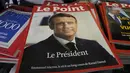 <p>Edisi khusus majalah dengan halaman depan menampilkan Presiden Prancis Emmanuel Macron dan dirilis terlihat di sebuah kios berita di Paris, Senin (25/4/2022). Emmanuel Macron akhirnya berhasil memperpanjang masa jabatannya sebagai Presiden Prancis hingga lima tahun ke depan pada hari Minggu, setelah mengalahkan kandidat dari partai sayap kanan Marine Le Pen. (AP Photo/Michel Euler)</p>