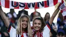 Dua fans wanita AS membentangkan syal sebelum pertandingan Grup F Piala Dunia Wanita 2019 antara Amerika Serikat melawan Thailand di Stadion Auguste-Delaune di Reims, Prancis (11/6/2019). (AFP Photo/Lionel Bonaventure)