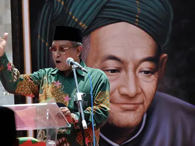 Ketua Umum PBNU, KH. Said Aqil Siradj menyampaikan pidato dalam acara kirab Resolusi Jihad NU menyambut Hari Santri Nasional di Tugu Proklamasi, Jakarta, Kamis, (22/10/2015). Hari Santri Nasional ditetapkan pada 22 Oktober. (Liputan6.com/Johan Tallo)