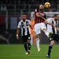 Penyerang muda AC Milan, Cutrone saat melakukan duel udara dengan Chiellini pada lanjutan laga serie a yang berlangsung di stadion San Siro, Milan (12/11). AC Milan kalah 0-2. (AFP/Marco Bertorello)