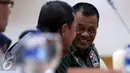 Jenderal Gatot Nurmantyo saat mengikuti Rapat Dengar Pendapat Umum dengan Panitia Khusus (Pansus) di Senayan, Jakarta, Selasa (13/12). Rapat ini membahas kesiapan dan persiapan keamanan penyelenggaraan Pilkada serentak 2017. (Liputan6.com/JohanTallo)