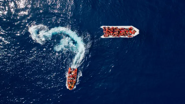 Naiki Perahu Karet, Pengungsi dan Imigran Ini Berniat Menuju Eropa