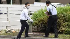 Polisi memeriksa tempat kejadian di mana seorang pria dilaporkan membakar dirinya, di dekat Kantor Perdana Menteri di Tokyo, Rabu, 21 September 2022. Pria di Jepang membakar diri sendiri di dekat kantor Perdana Menteri Fumio Kishida pada hari ini, Rabu (21/9), sebagai tanda protes atas rencana pemakaman kenegaraan mantan PM Shinzo Abe. (Kyodo News via AP)