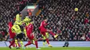 Pemain Arsenal, Gabriel Magalhaes, mencetak gol melalui tandukan kepala ke gawang Liverpool pada laga pekan ke-18 Premier League 2023/2024 di Stadion Anfield, Minggu (24/12/2023). Kedua tim bermain imbang 1-1. (AP Photo/Jon Super)