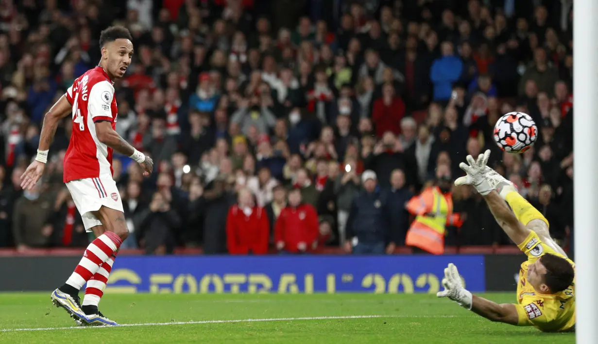 Penyerang Arsenal, Pierre-Emerick Aubameyang saat mencetak gol ke gawang Aston Villa pada pertandingan lanjutan Liga Inggris di i stadion Emirates di London, Sabtu (23/10/2021). Arsenal menang atas Aston Villa dengan skor 3-1. (AP Photo/Ian Walton)