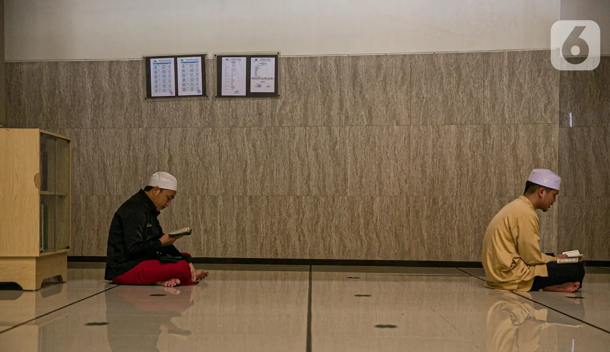 Jemaah membaca Al-Quran di Masjid At- Taqwa, Jakarta, Rabu (14/4/2021). Bulan Ramadhan umat muslim banyak menghabiskan waktu untuk tadarus Al Quran baik siang hari dan malam hari. (Liputan6.com/Faizal Fanani)