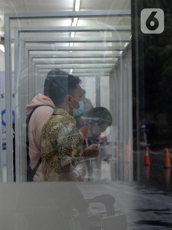 Calon penumpang saat melakukan tes COVID-19 dengan GeNose C19 di Stasiun Pasar Senen, Jakarta, Selasa (23/2/2021). Hasil tes tersebut kemudian menjadi dokumen syarat perjalanan para penumpang kereta. (merdeka.com/Imam Buhori)