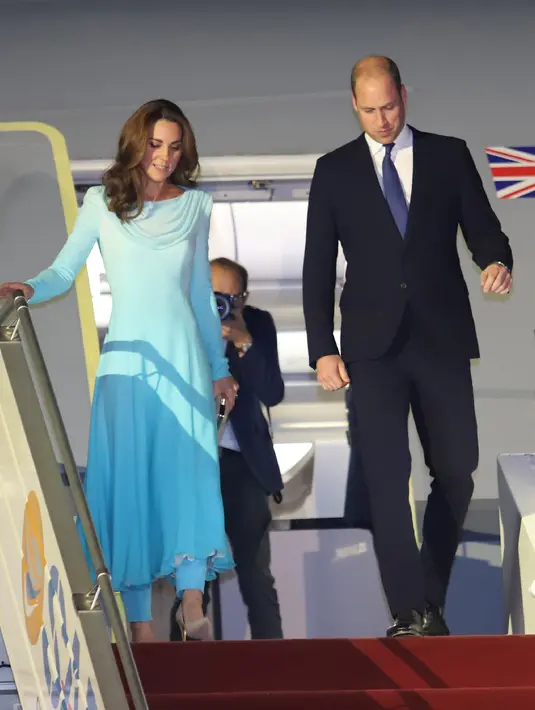 Pangeran William dan Kate Middleton tiba di Pangkalan Udara Nur Khan, Islamabad, Senin (14/10/2019). Kate memakai gaun bergaya shalwar kameezsebutan baju tradisional Pakistan,  sebagai penghormatannya untuk negara muslim tersebut. (Pakistan Foreign Ministry/AFP)