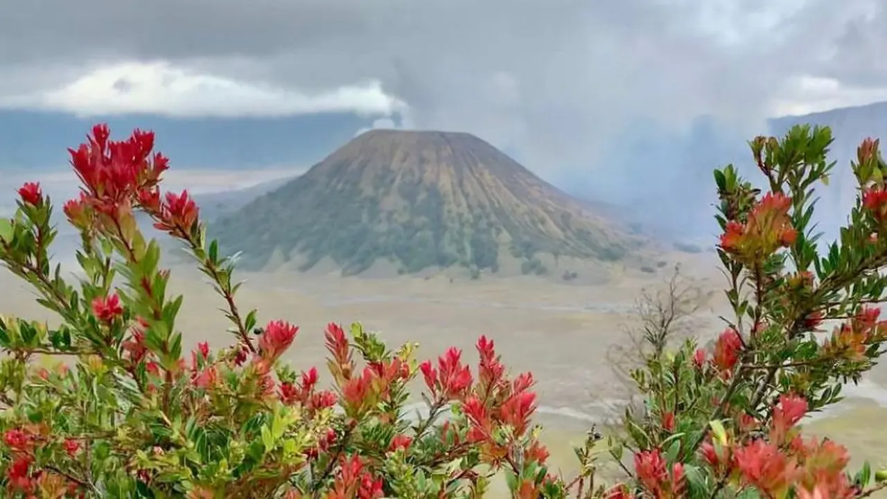 Gunung Batok di Jawa Timur terletak berdekatan dengan Gunung Bromo dan Gunung Semeru.