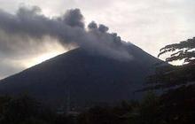 Gunung Gamalama terus bergeliat, warga tetap waspada