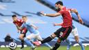 Gelandang Manchester United, Bruno Fernandes melakukan eksekusi penalti yang berbuah gol pertama timnya ke gawang Manchester City dalam laga lanjutan Liga Inggris 2020/21 di Etihad Stadium, Minggu (7/3/2021). MU menang 2-0 atas Mancity. (AFP/Laurence Griffiths/Pool)