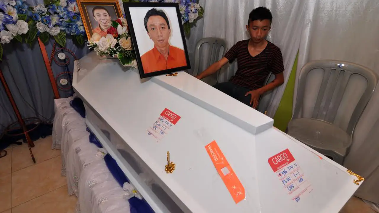 Tiba di Rumah, Jenazah Teguh Korban Trigana Air Disambut Tangis