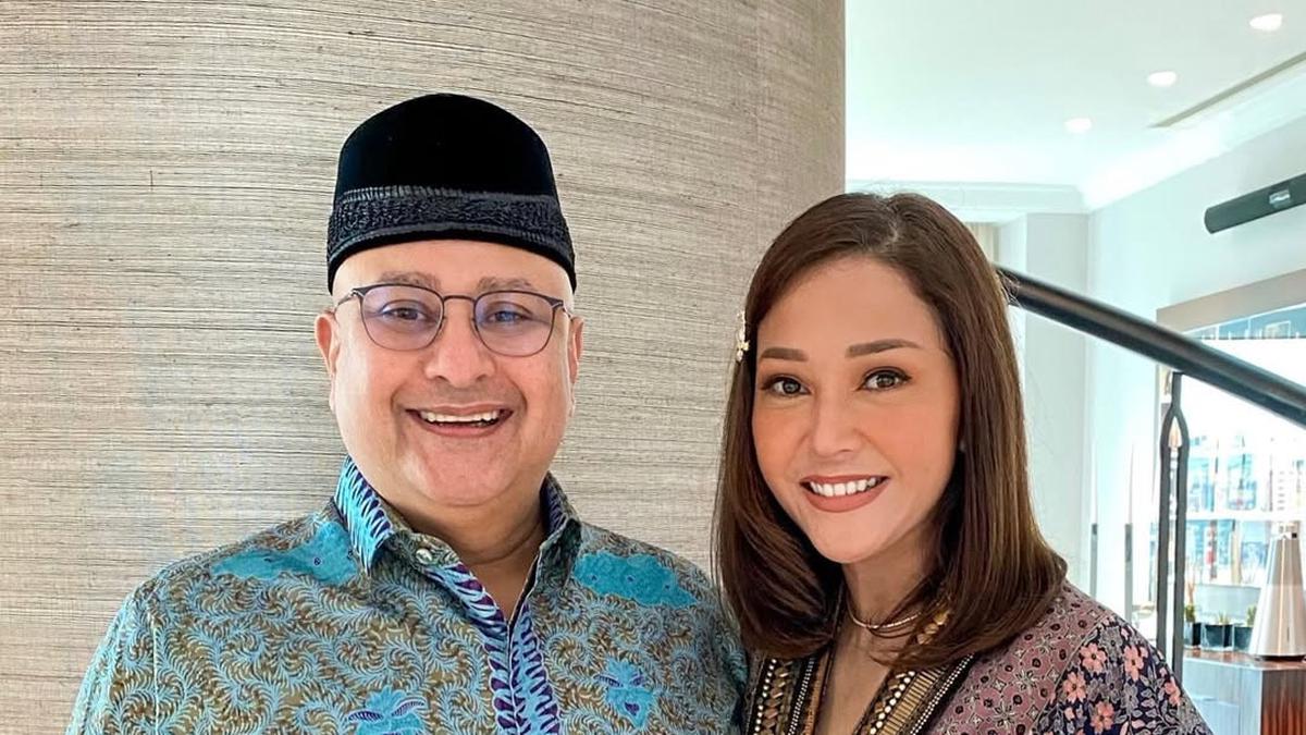 6 Model Batik Irwan Mussry, Elegan dan Berwibawa Tanpa Sentuhan Jas Mewah