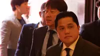 Ketua PSSI, Erick Thohir (kanan), bersama pelatih Timnas Indonesia, Shin Tae-yong, ketika mengikuti drawing Piala Asia 2023 di Doha, Qatar. (Bola.com/Dok.Erick Thohir).