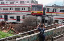 FOTO: Gerbong KRL Afkir Bertumpuk di Depok Picu Rasa Penasaran Warga