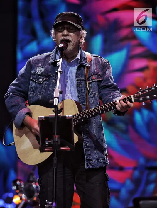Penampilan Iwan Fals dalam malam puncak Hut SCTV ke-28 di ICE BSD, Tangerang, Jumat (24/8). Dalam penampilannya Iwan Fals membawakan lagu berjudul "Buku ini aku pinjam" dan "Mata Indah Bola Pimpong". (Liputan6.com/Faizal Fanani)