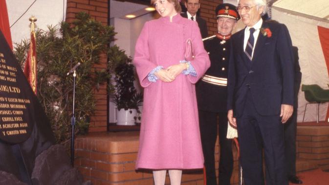Putri Diana hadir bersama Akio Morita, kepala perusahaan Sony. (Sumber: Insider)