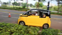 Satu keluarga menjajal Wuling Air ev (Otosia.com/Nazar Ray)