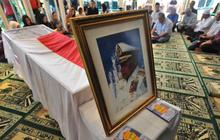 Melayat Sudomo, Harmoko sapa wartawan dengan senyum