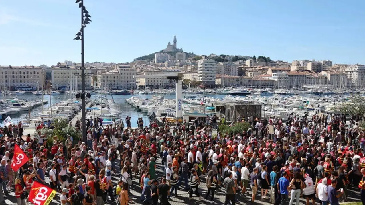 Protes di pelabuhan Marseille, Prancis tenggara, pada Kamis (18/9/2025), saat aksi mogok nasional dan demonstrasi yang digelar serikat buruh menentang anggaran nasional Prancis.