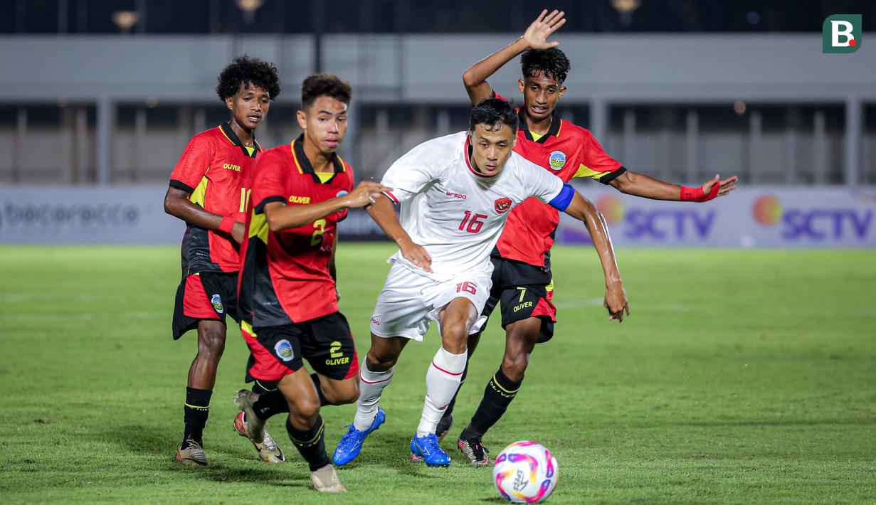 <p>Pemain Timnas Indonesia U-20, Dony Tri Pamungkas melewati sejumlah pemain Timor Leste pada laga Grup F Kualifikasi Piala Asia U-20 2025 di Stadion Madya, Senayan, Jakarta, Jumat (27/09/2024). (Bola.com/Bagaskara Lazuardi)</p>