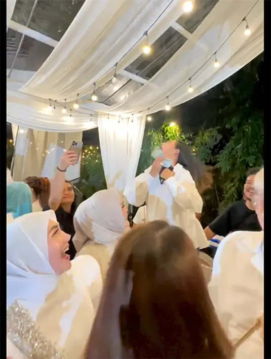 Tidak hanya Iis Dahlia dan Lesti Kejora yang mendapat banyak saweran, tapi juga Soimah. Tampak penyanyi multitalenta itu memasukkan uang saweran ke dalam bajunya. [Instagram/shellasaukiaofficial]