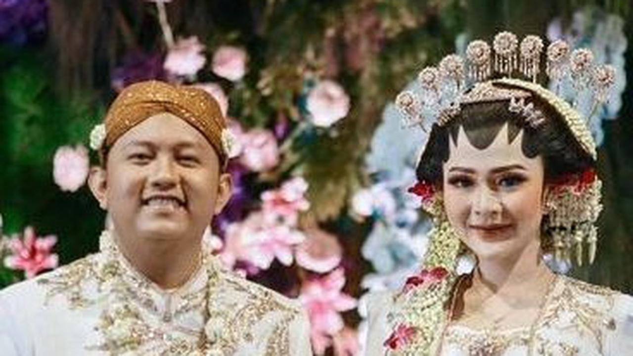 Denny Caknan dan Bella Bonita tampil menawan dengan mengenakan busana adat Jawa berwarna putih. Senyum kebahagiaan terlihat terpancar wajah mereka.
