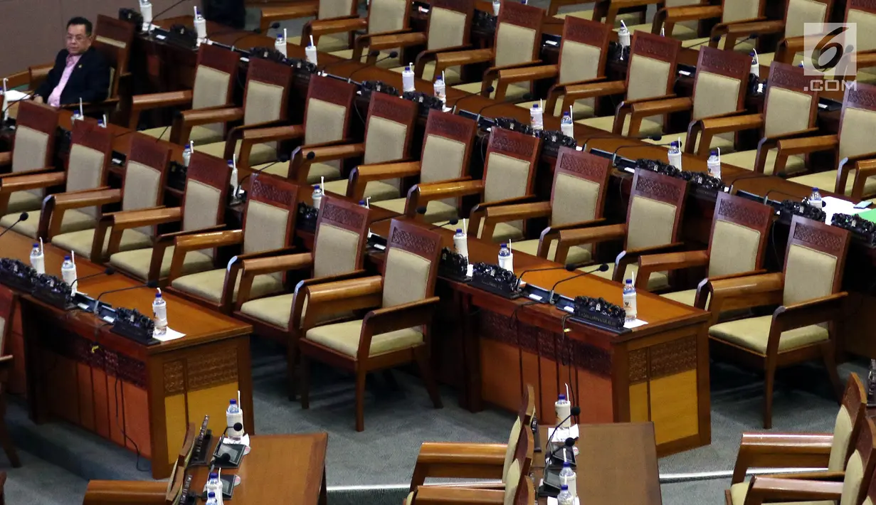 Seorang anggota DPR menghadiri sidang paripurna ke-9 Masa Persidangan I 2019-2020 di Kompleks Parlemen, Senayan, Selasa (17/9/2019). Rapat Paripurna tesebut membahas berbagai agenda dengan salah satunya mengesahkan revisi UU Nomor 30 Tahun 2002 Tentang KPK menjadi UU. (Liputan6.com/Johan Tallo)