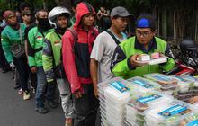 FOTO: Antusiasme Warga Serbu Bagi-Bagi Takjil Gratis