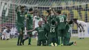 Pemain Persebaya merayakan gol yang dicetak oleh Nelson Alom ke gawang PSMS pada laga perempat final Piala Presiden di Stadion Manahan, Solo, Sabtu, (3/2/2018). PSMS menang adu penalti atas Persebaya dengan skor 4-3. (Bola.com/M Iqbal Ichsan)