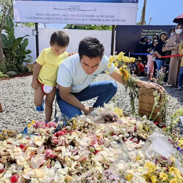 Ajak Kiano, Baim Wong Ziarah ke Makam Eril Anak Ridwan Kamil. (instagram.com/baimwong)
