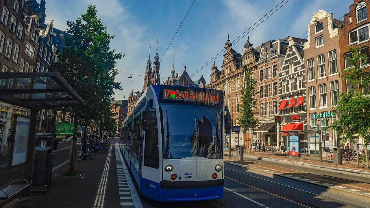 Berjalan dengan trem di Amsterdam menawarkan pengalaman wisata yang unik dan menyenangkan.