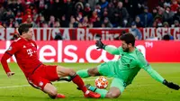 Penyerang Bayern Munchen, Robert Lewandowski berupaya mencetak gol melewati kiper Liverpool, Alisson Becker pada leg kedua babak 16 besar Liga Champions di Allianz Arena, Rabu (13/3). Liverpool menundukkan Bayern Munchen 3-1. (AP/Matthias Schrader)